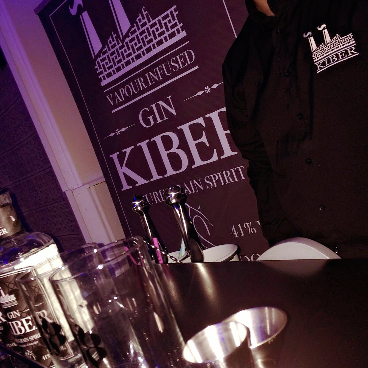 Porque no todo es destilar, también preparamos los mejores gin tonics en tu evento, infórmate! #ginkiber #ginebraartesana #Asturies #latuya