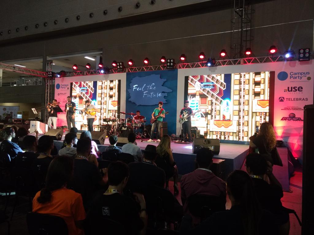 pmarcus93's tweet image. TEM UMA BANDA TOCANDO AS MÚSICAS DAS TRILHAS DO SONIC EU TÔ PASSANDO MAL #CPMG2