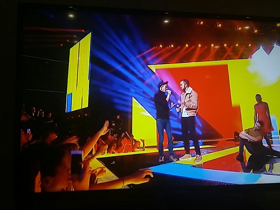 Thetwins2D's tweet photo. @bigfloetoli "on aurais du y aller"👏❤ #NMA2017 https://t.co/zbOFh37o63