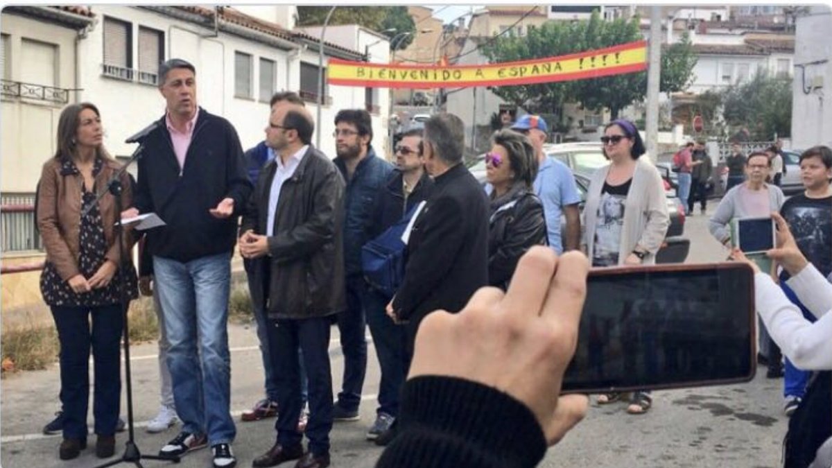 vilallongapac's tweet photo. Miting d'Albiol a Girona:
-Esquerra,aparentant bona convocatòria
-Dreta, foto completa: 4 gats

Que important és la perspectiva fotogràfica! https://t.co/lN9VWsJc8C