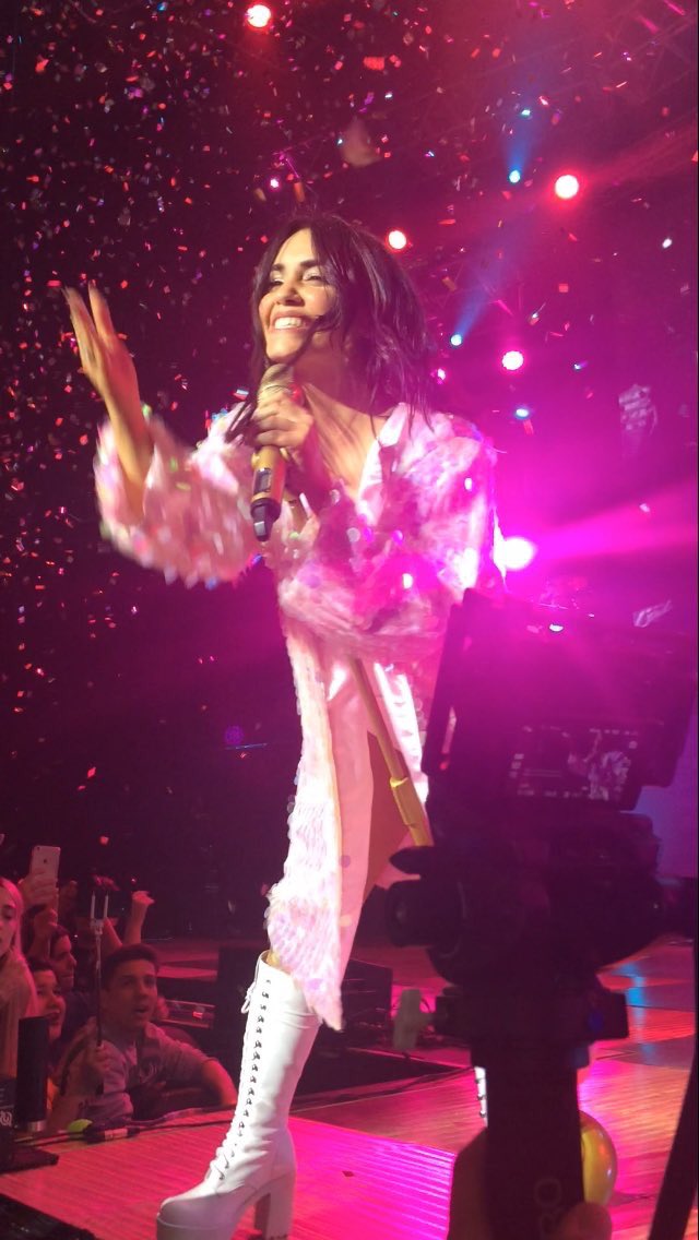 dreamonlali's tweet photo. Necesito tenerla así #LALIenVEGA @vegaradio https://t.co/iJ03lHnfcO
