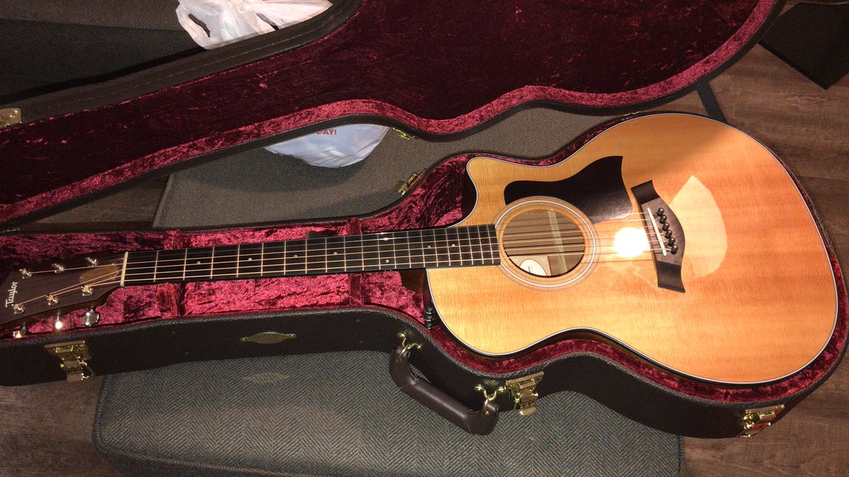 franco_esca's tweet photo. Como cuando vas a comprar cuerdas para guitarra y sin querer sales con guitarra nueva.
Ahora entiendo a las damas cuando salen de compras. https://t.co/sYsAqJwlho