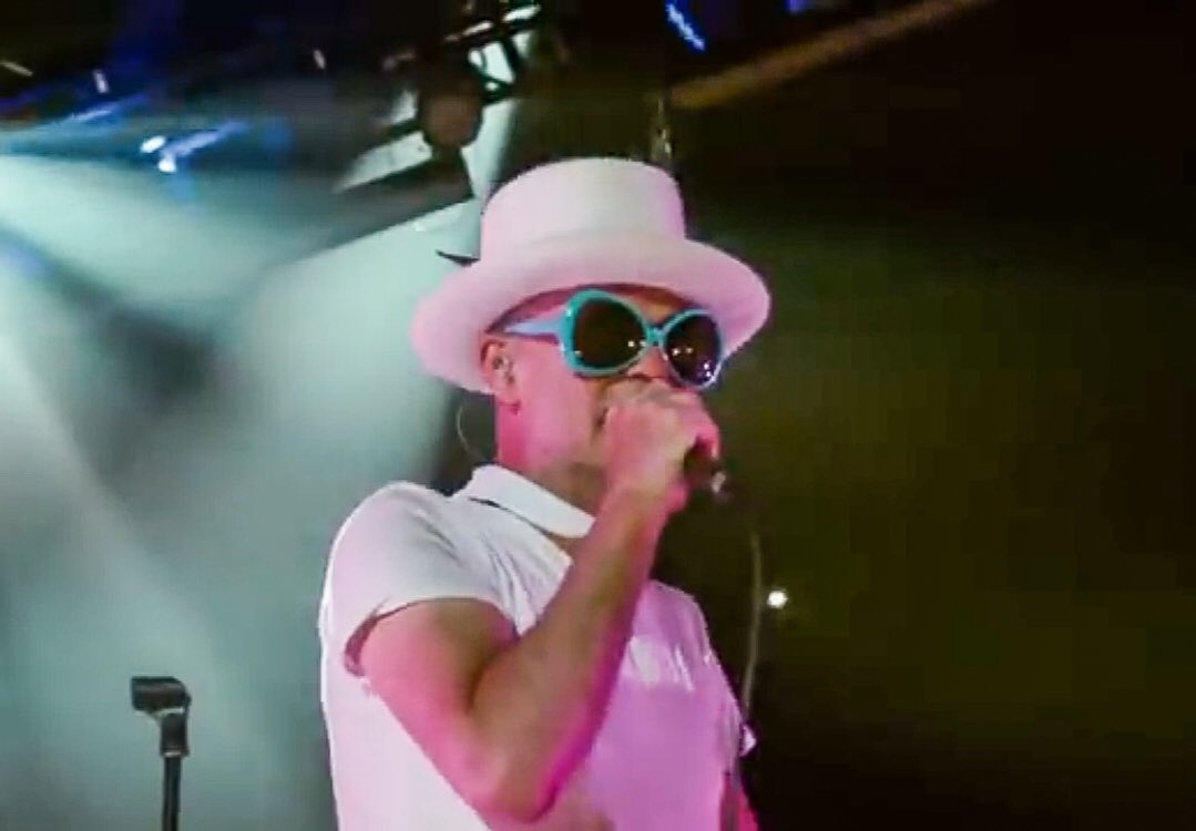honouringgord's tweet photo. "He said, I'm Tragically Hip"
And, he was. Even in these shades :) TheBESTFrontman 🎩❤️
#GordDownie #TragicallyHip 
#HIPGordStories #MMPTour https://t.co/GCOC2wyPHt