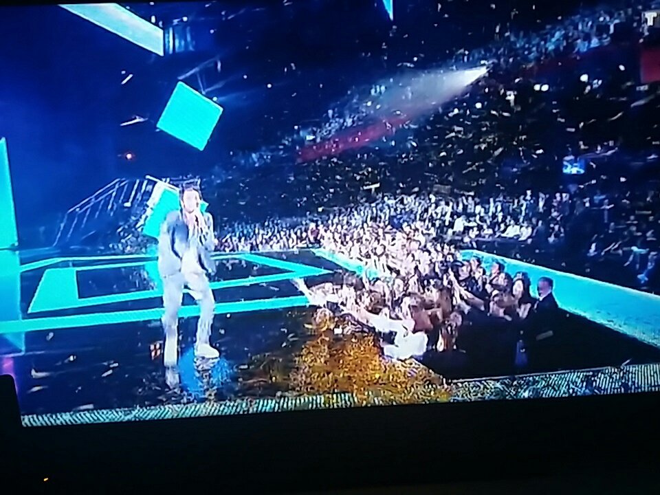 Thetwins2D's tweet photo. Révélation francophone de l'année!! "Tu sais lire en moi promet moi de jamais tourné la page on dirais..." @amir on a tous un ange💖💖💖 #NMA2017 https://t.co/8MGz3giXDa