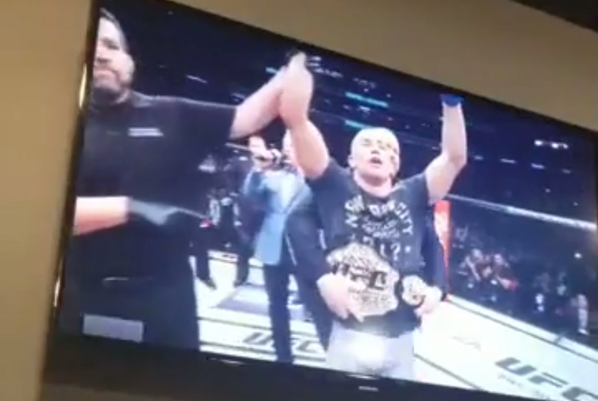 ArianeT1994's tweet photo. Yeah! Notre champion @GeorgesStPierre #ufc2017 #GSP https://t.co/s16CzfNnFc