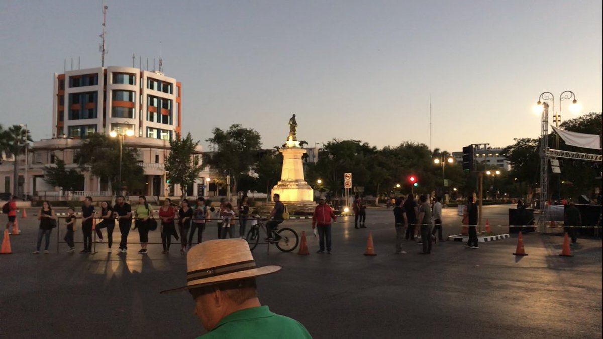bienestarananda's tweet photo. “Estoy parado sobre la muralla que divide todo lo que fue de lo que será” #Rnrmerida @RockEnTuIdiomaS https://t.co/Gr2inw6une