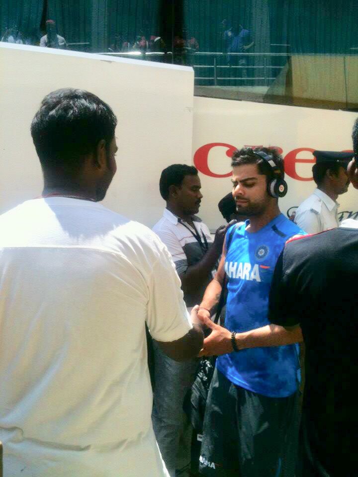 saravanas90's tweet photo. Happy bโday โ๏ธK๐ #throwbacksnap #2013 #IndvsAus @imVkohli ๐ https://t.co/CpGzDsoPhi