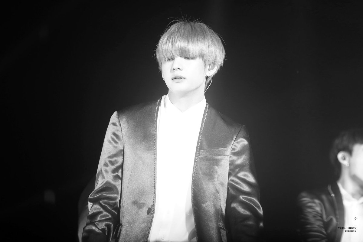VShock1230's tweet photo. 171104 마카오 콘서트 #뷔 #태형 

어여쁜 마음이 다 보여요♡ https://t.co/KU6bdCAjEP