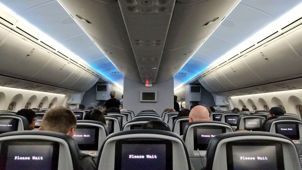 SoCal360's tweet photo. Our home for the next 18 hours on @United. At 8,700 miles, it's the longest nonstop flight ever operated by any U.S airline. See you soon, Singapore. ✈️ 🇸🇬 #Asia #18HourFlight https://t.co/vzHcdfWMog