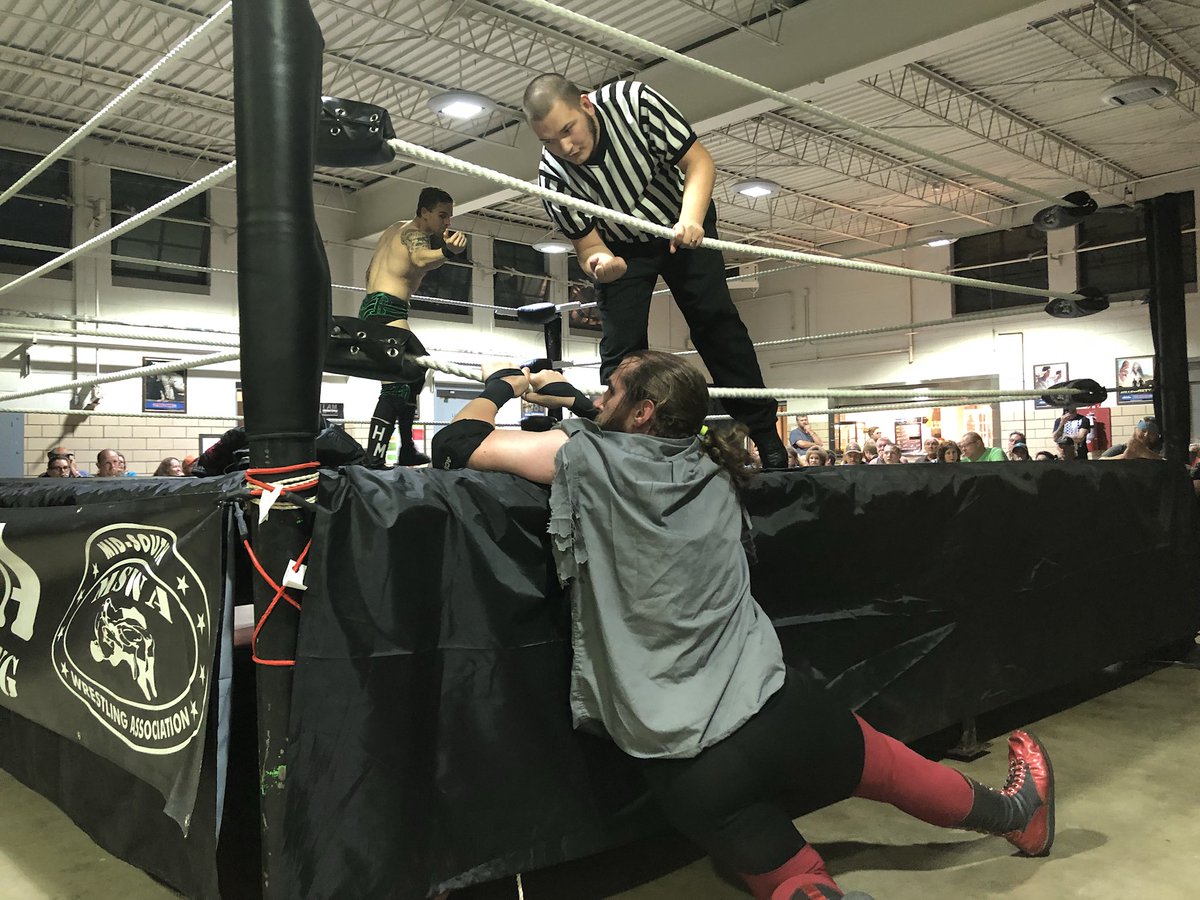 TNRevolver's tweet photo. #MSWA @TheHankMiller looses to the @RobertLaveau. Look at those feet on the ropes! https://t.co/mEQcy1UchO