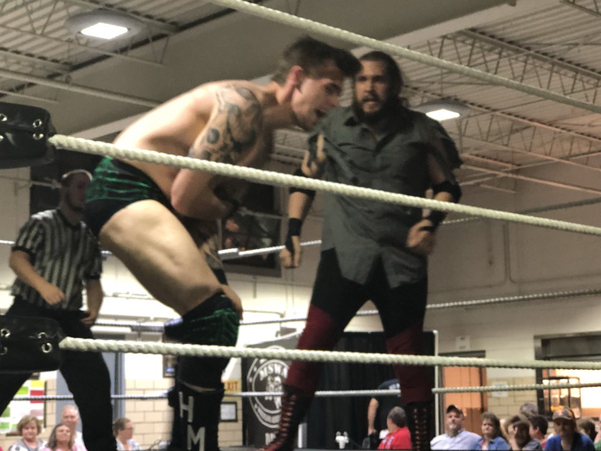 TNRevolver's tweet photo. #MSWA @TheHankMiller looses to the @RobertLaveau. Look at those feet on the ropes! https://t.co/mEQcy1UchO