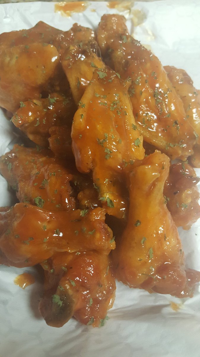 215Smashsteaks's tweet photo. Wings anyone! https://t.co/Rv0SYc0J17
