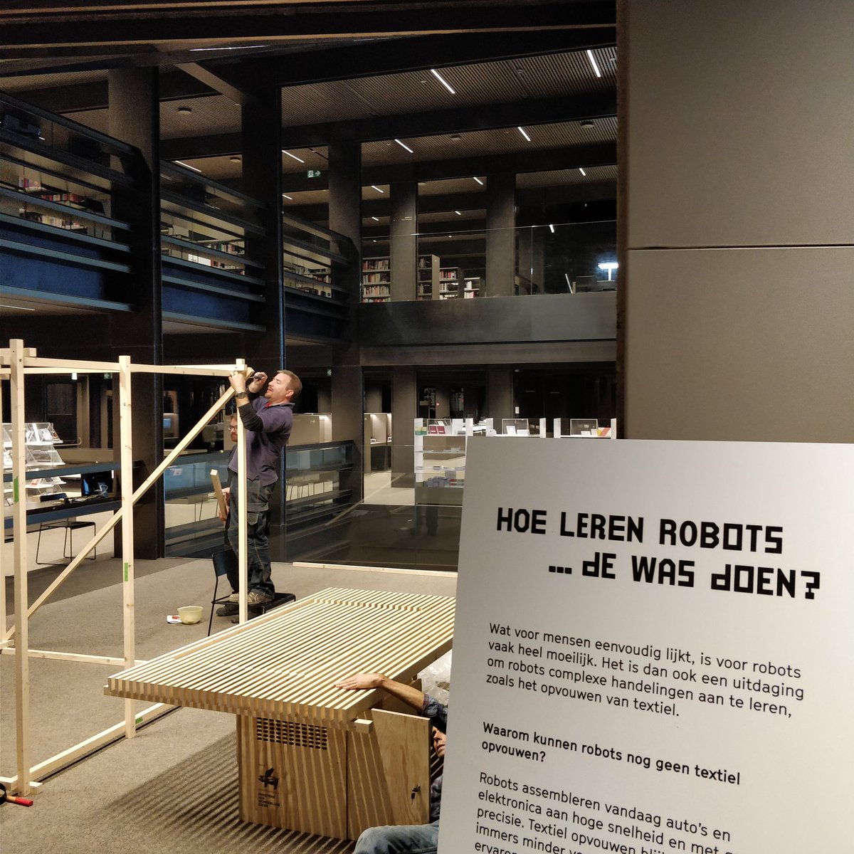 Avondwerk en plezier @dekrookbe voor het opbouwen van ons <a href="/ugent/">UGent</a>  <a href="/IDLabResearch/">IDLab</a> experiment met <a href="/resivium/">resivium</a>, <a href="/Bourgonjon/">Jeroen Bourgonjon</a> en #ImWithAlice