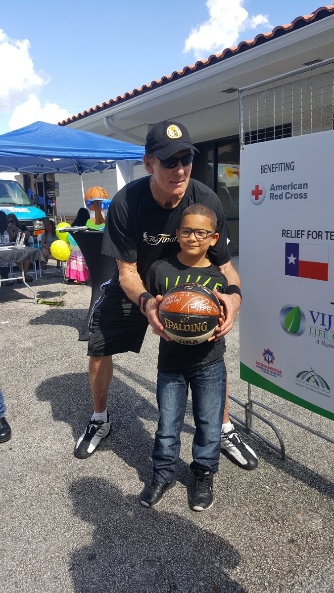 Rick24Barry's tweet photo. JJ won the FT contest vs adults He &amp; his family were brought to US from PR having lost everything @ESPNNBA @NBA @NBAonTNT @NBATV @Hoophall https://t.co/33tJgnsJOG