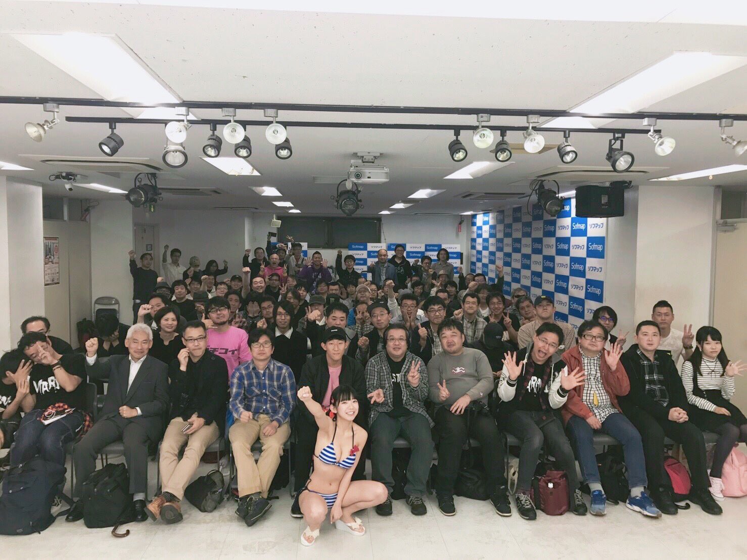 町田足土@新刊『町田足土のエンコーファイルvol.3』 on X: アイドルとファンの記念撮影って、なんかすごいな。  t.colguTs7eAAu  X