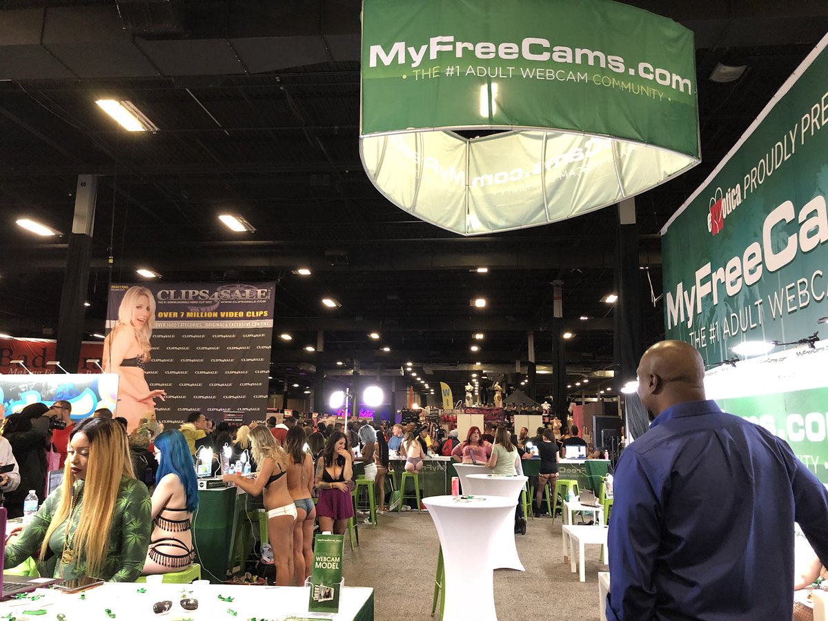 Stinger125's tweet photo. #Exxxotica Exxxotiva today. Much fun. https://t.co/IR5FnzJlm2