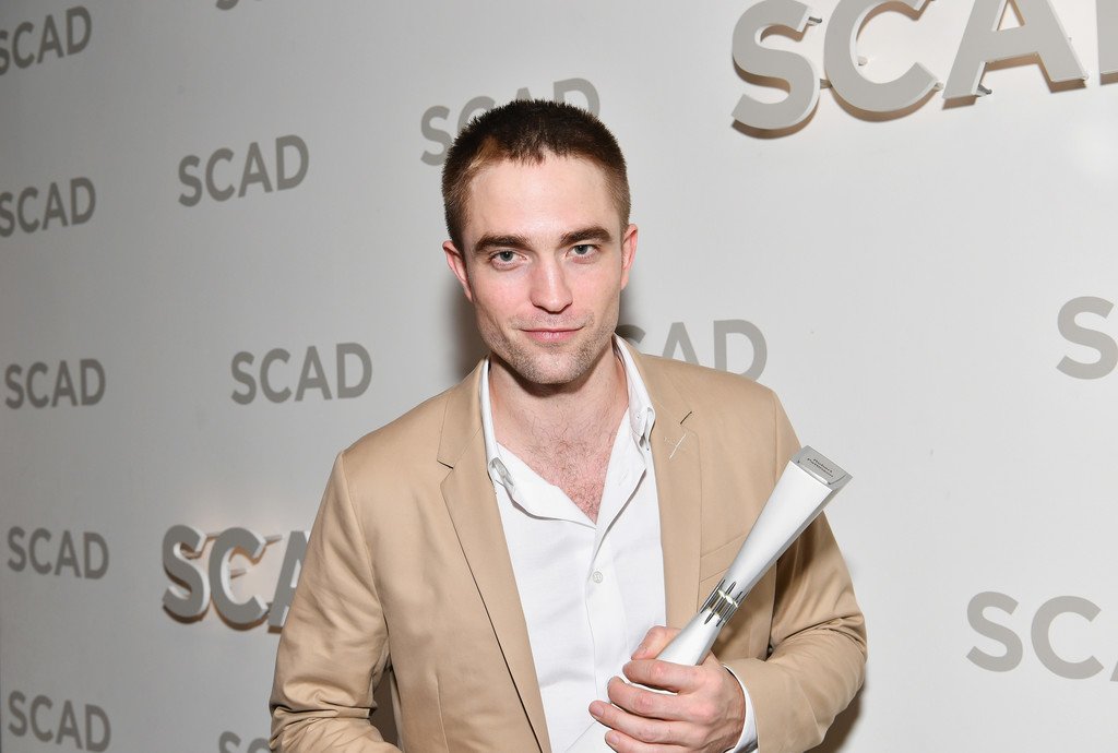 RPenEspanol's tweet photo. ➽ Rob recibiendo el Premio Honorario Maverick en el Festival de Cine de Savannah ~ #RobertPattinson en español (RPE)
https://t.co/4fGMSoU2H9 https://t.co/b71N9admPq
