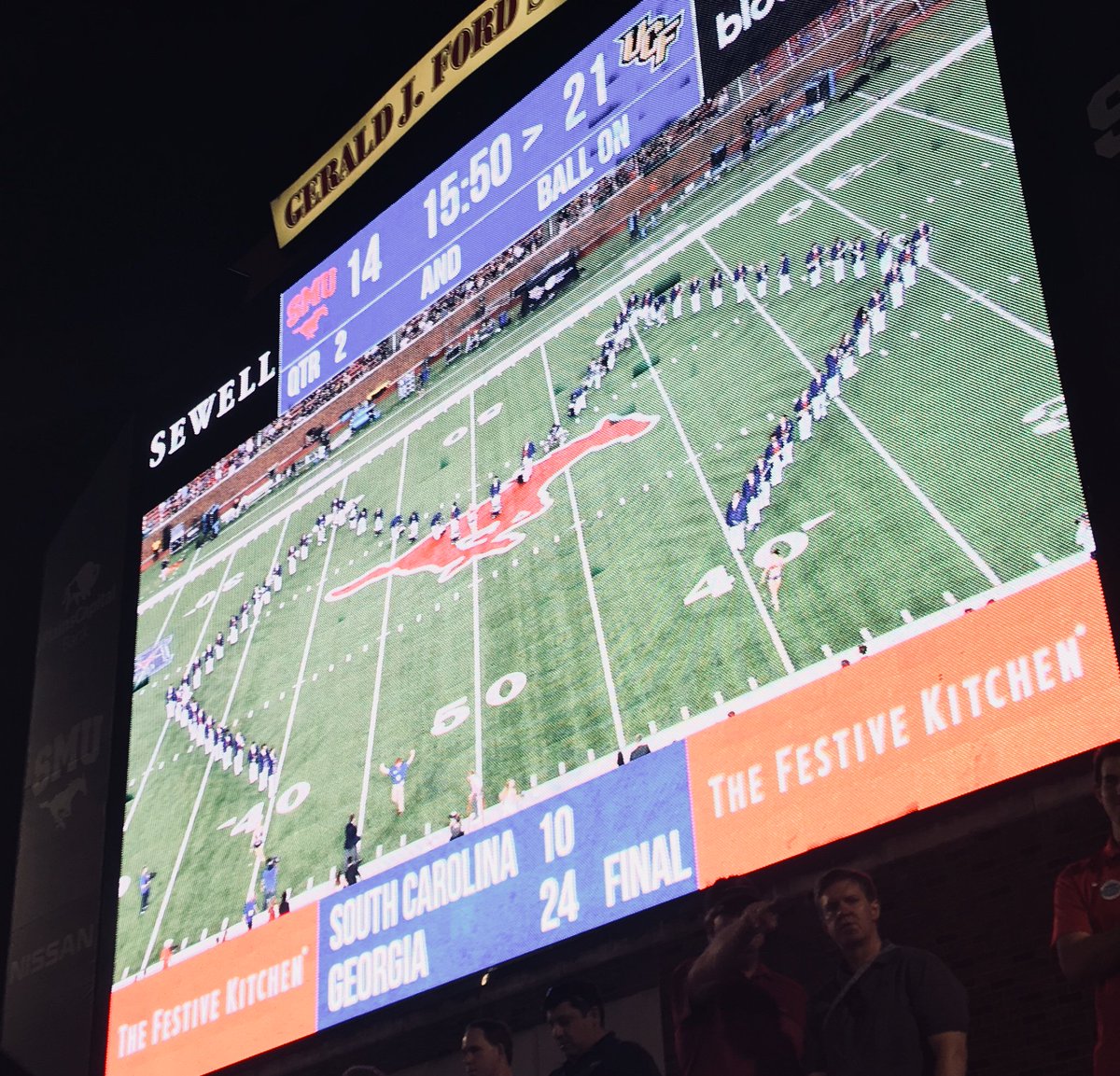 DiamondMClub's tweet photo. Homecoming halftime at Ford. Your @SMU_MustangBand forming the #diamondm. Happy 100th birthday! #ponyuptempo https://t.co/q0Ejcewl3r