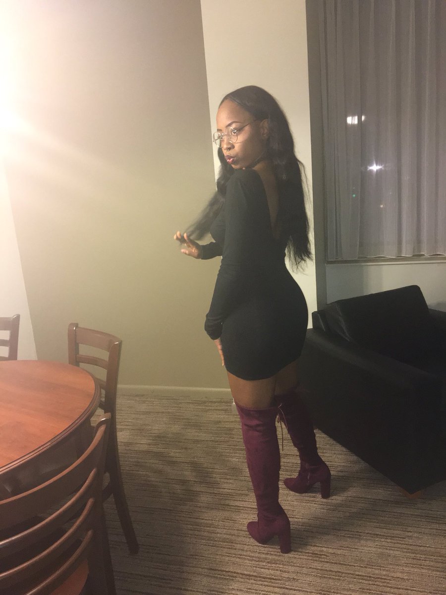 cravemani's tweet photo. issa photoshoot girl 🍷 https://t.co/67Lw6R9b3H