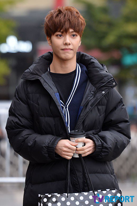 TheUNIT_TH's tweet photo. [PRESS] 171105 ฮันซล เดินทางมาอัดรายการ KBS #TheUnit #더유닛 

#HANSOL #지한솔 https://t.co/3Qp939pzKi