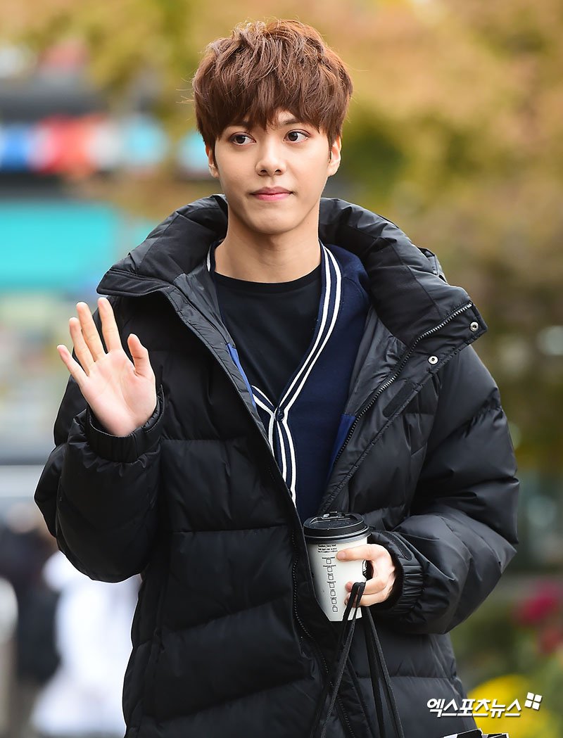TheUNIT_TH's tweet photo. [PRESS] 171105 ฮันซล เดินทางมาอัดรายการ KBS #TheUnit #더유닛 

#HANSOL #지한솔 https://t.co/3Qp939pzKi