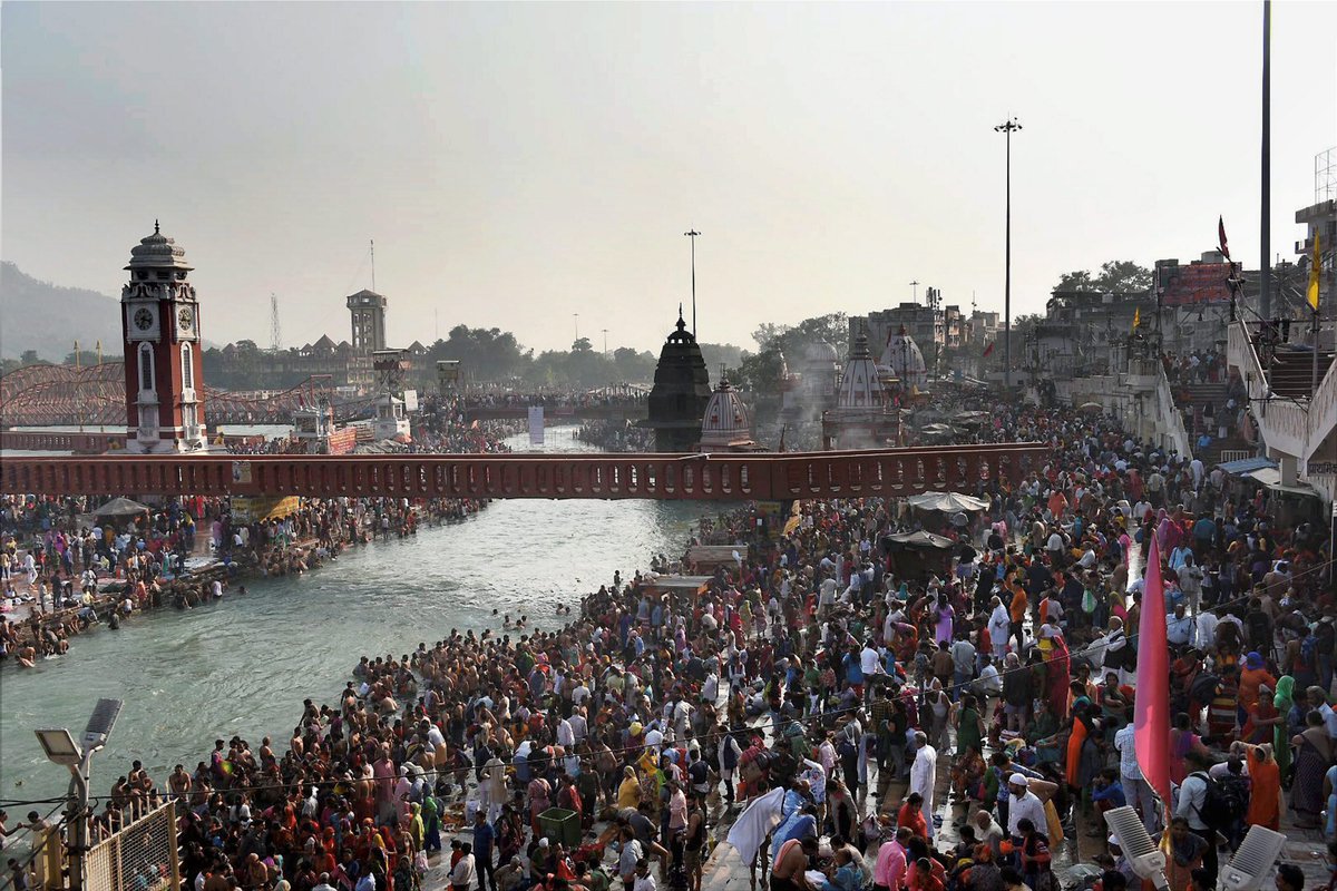 airnewsalerts's tweet photo. Devotees take holy dip at Har ki Pauri in Haridwar on the occasion of #KartikPurnima on Saturday. https://t.co/sNB2xANH18