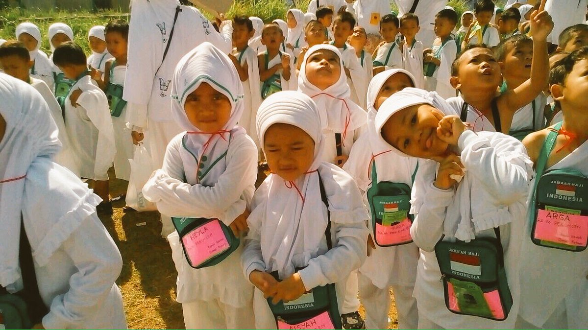 MohAliAsad's tweet photo. Peragaan Manasik Haji TA RA #muslimat #NU se Kabupaten #pekalongan https://t.co/m9SqpnnnJc