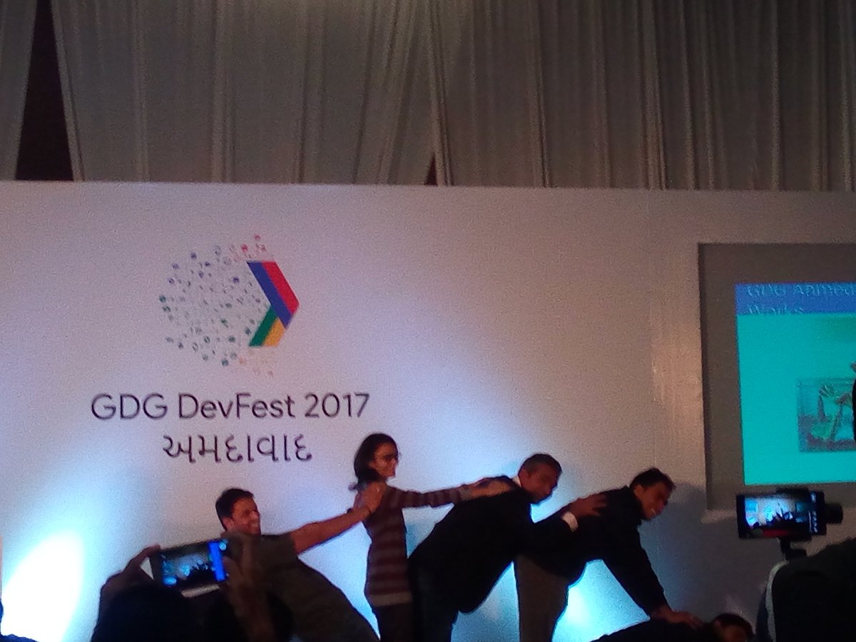 Alva_Srinivas's tweet photo. Teamwork👪👐✌
#GDGDevfest2017 #GDG #DevFestAhm #devfest17 https://t.co/HbMWO5h0Hv