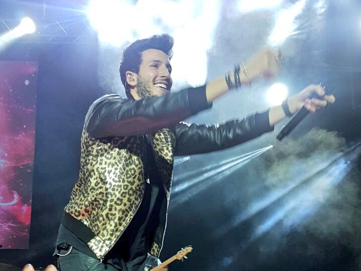 RadioDisneyLA's tweet photo. .@SebastianYatra cierra el #PopUpMusicFestival con sus éxitos  en su primer show en el Luna Park de Buenos Aires. 👏🏼👏🏼👏🏼👏🏼 https://t.co/WFuWCRCEBu