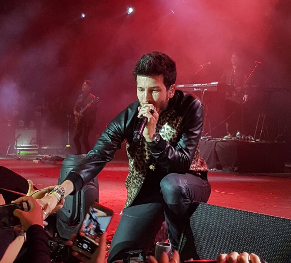 RadioDisneyLA's tweet photo. .@SebastianYatra cierra el #PopUpMusicFestival con sus éxitos  en su primer show en el Luna Park de Buenos Aires. 👏🏼👏🏼👏🏼👏🏼 https://t.co/WFuWCRCEBu