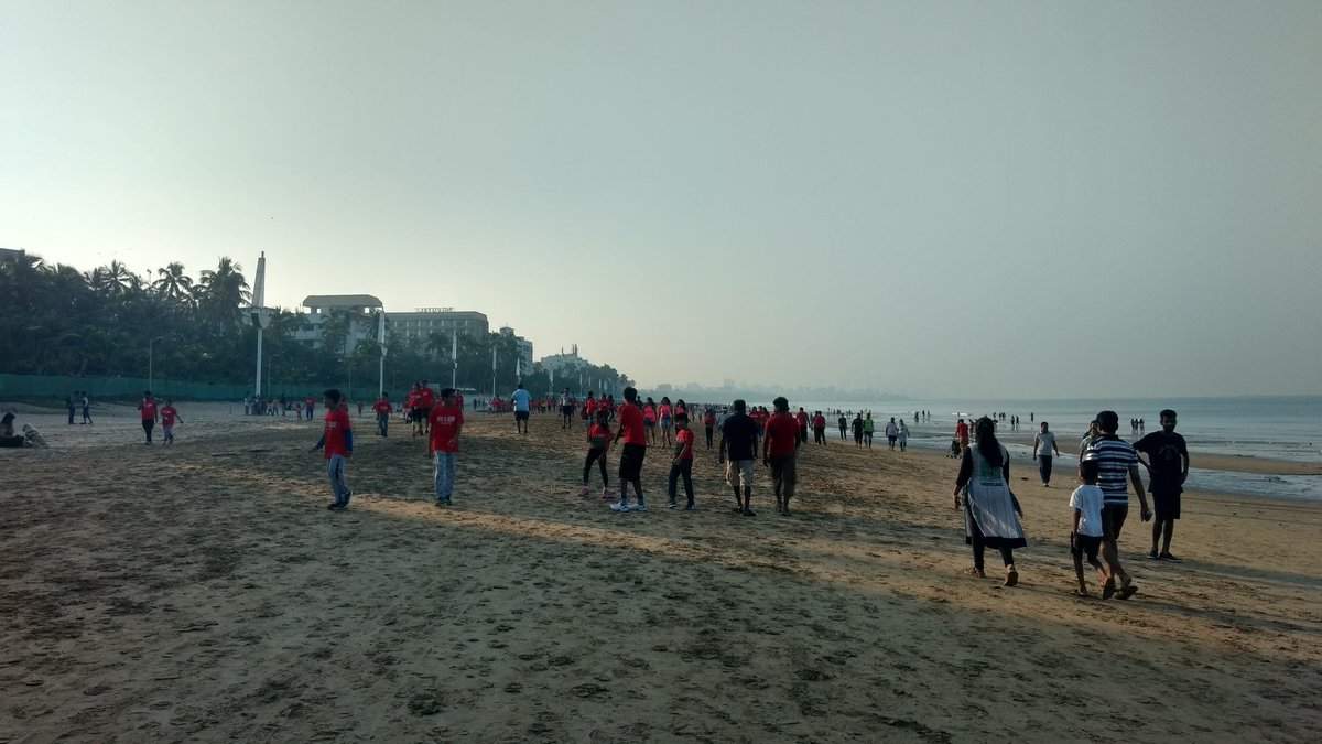 IDreamRain's tweet photo. Some foam run on Juhu beach. Nice to see so many people working out! #fitIam https://t.co/m8BZuvaPWz