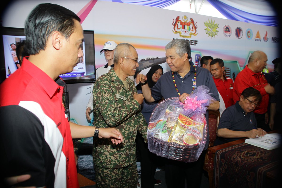 MINDEFMalaysia's tweet photo. TPM Malaysia, YAB DS Dr. @Zahid_Hamidi melawat booth MINDEF sempena #EkspresiNegaraku  di Dataran Perayaan, Kuching, Sarawak. https://t.co/BR2nuda8UL