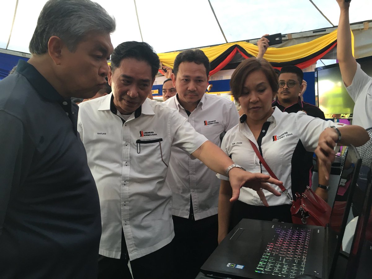 PanBorneoSwak's tweet photo. DPM briefed on HIM &amp; PBHS progress @ Ekspresi Negaraku https://t.co/NfxsRrLgRL @norehamohd @MisiahTaib @PetraJayaMP #panborneo https://t.co/X63gEKf9k1