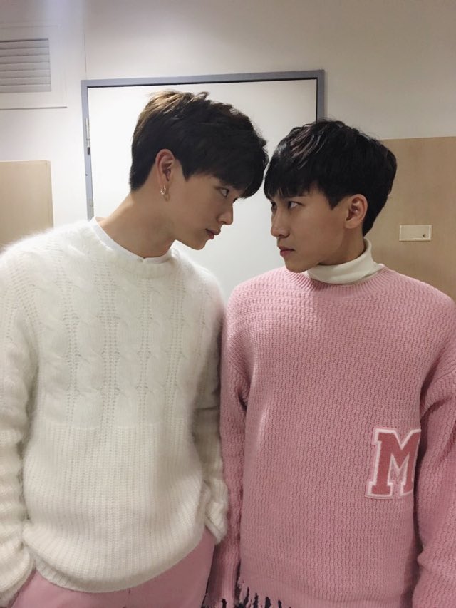 OFFICIALBTOB's tweet photo. [📸] 20171105 @ 인기가요
오늘의 스페셜 MC! 광&amp;육 / 1&amp;7💙
인기가요 본방사수!👀

#BTOB #비투비 #서은광 #육성재 https://t.co/PTQIPu2Aoa