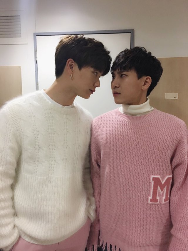 OFFICIALBTOB's tweet photo. [📸] 20171105 @ 인기가요
오늘의 스페셜 MC! 광&amp;육 / 1&amp;7💙
인기가요 본방사수!👀

#BTOB #비투비 #서은광 #육성재 https://t.co/PTQIPu2Aoa