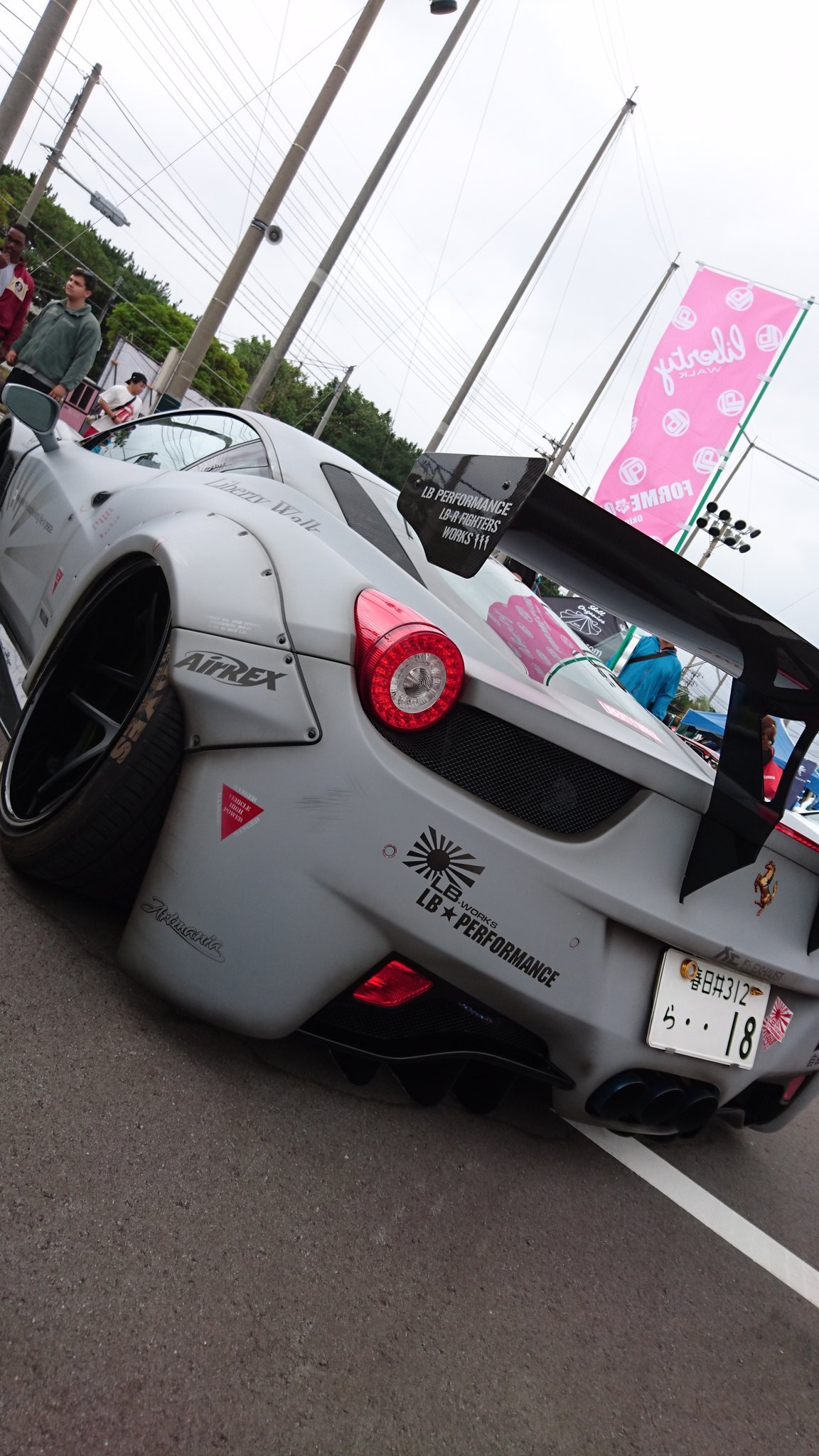 新里 レーシング Liberty Walk スーパーカー 戦闘機仕様 フェラーリもランボルギーニもボディーに書かれてる文字は全てエアブラシで塗装 影もリアルに再現してとても戦闘機としての完成度が高い 世界のカスタムチーム マジでセンスある