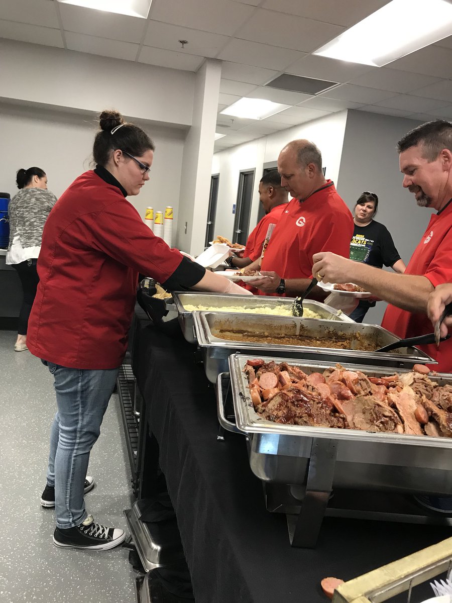 pamelakcarter's tweet photo. Press box bbq Yum yum. #sulsprhs #sshscte https://t.co/P2EvIUxnjg