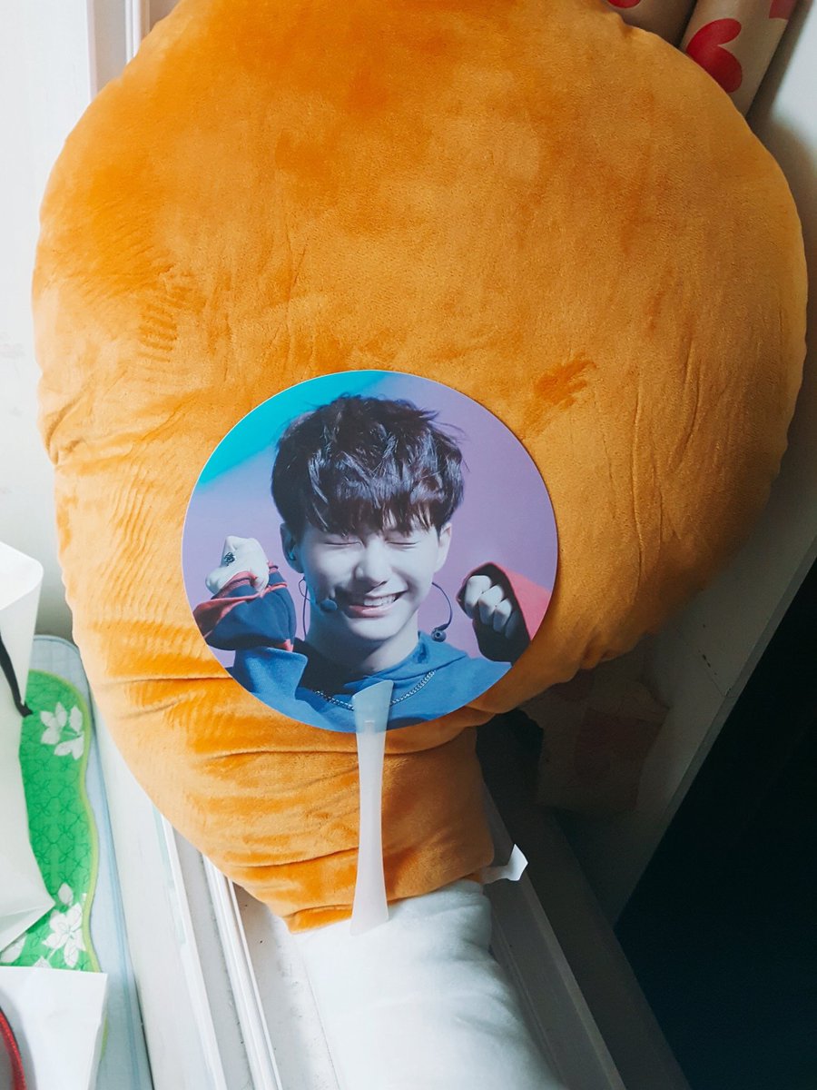 boo0e0's tweet photo. 후기로 보내주신 사진들과 사이즈를 보여드리기 위해 안고 찍은 사진입니다😊💕
크기도 넉넉하고 부드러워 껴안기도 좋고 누워서 기대기도 충분한 사이즈에요☺️❣️❣️ https://t.co/HNJ2SIUXVS