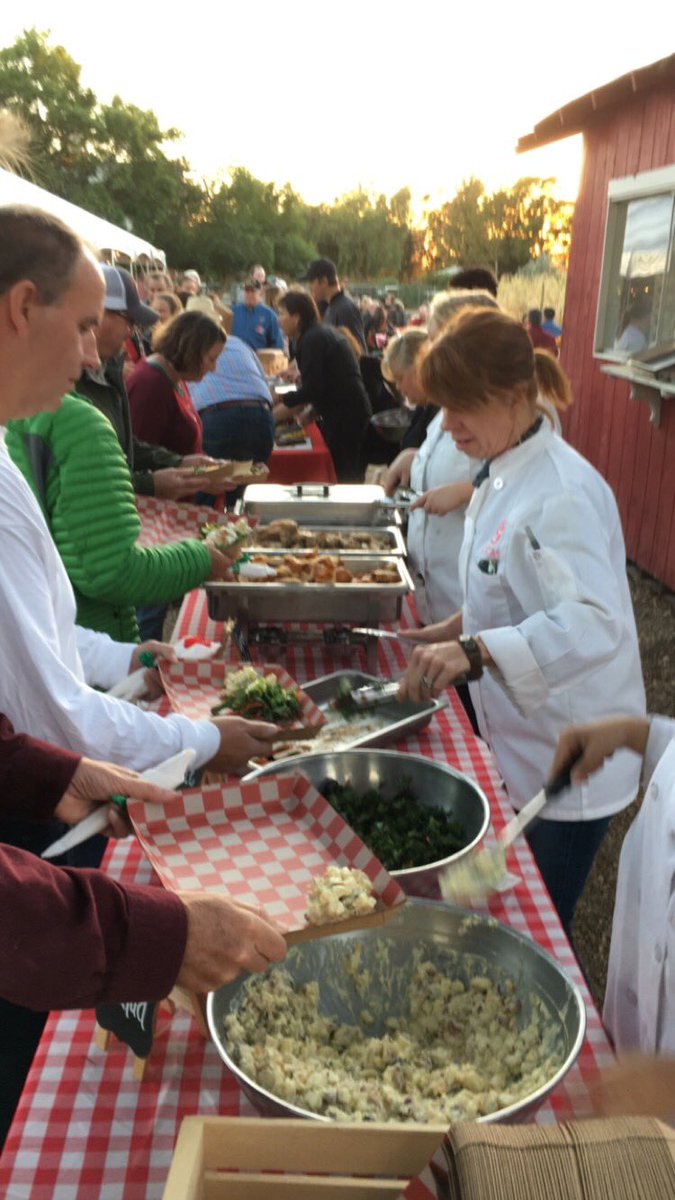 805foodie's tweet photo. #VCfarmday barbecue served up by Dearborn BBQ Catering, culinary students from @RioMesaUpdates , Pacifica HS ๐๐๐ฅ๐ช https://t.co/4Mwy4hPO95