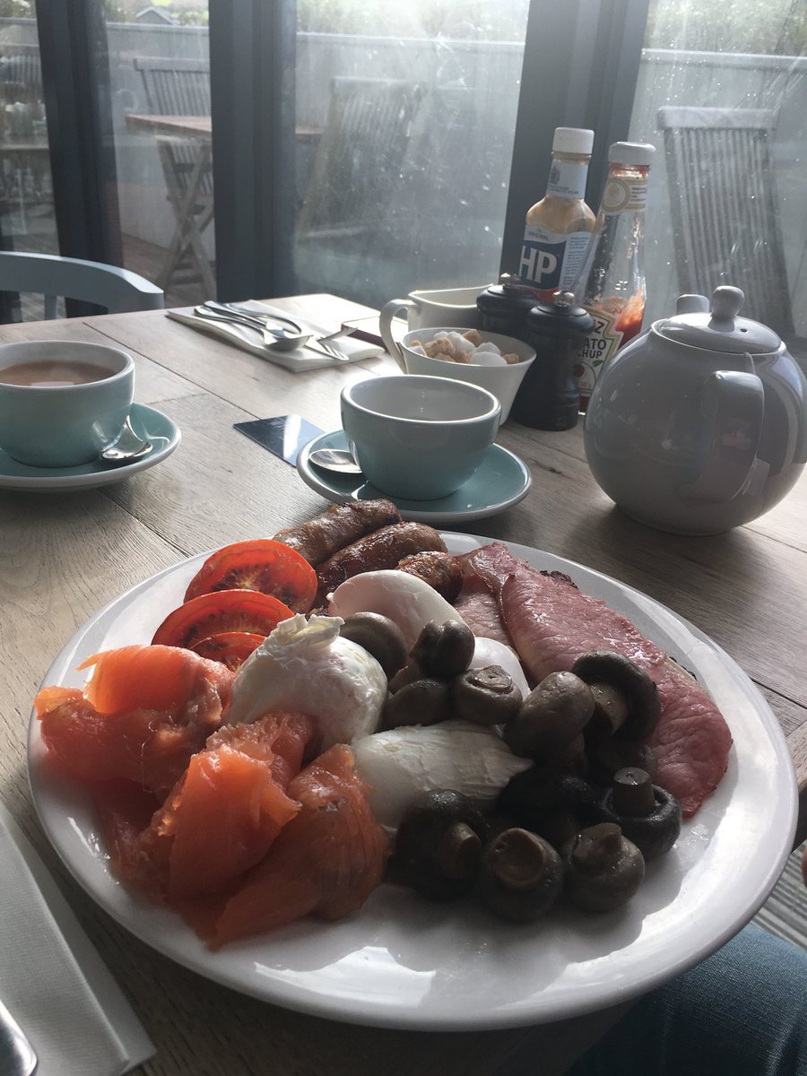 markrhysdavies's tweet photo. Breakfast by the terrace #mywatergatebay #gains #EveryonesLooking ๐ https://t.co/Z85vRGlWow