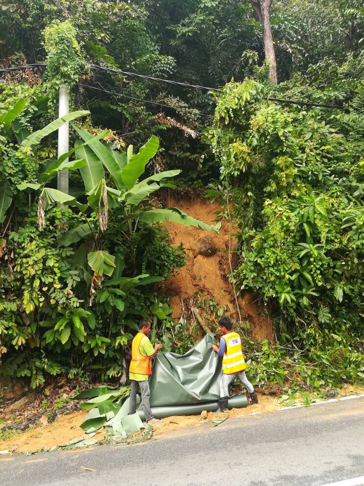 THBM_HQ's tweet photo. 051117 - pemasangan kanvas tutup cerun telah siap di FT 006 sek 28.68 J. #BalikPulau - #TelukBahang oleh Team #THBMPenang #THBMHQ https://t.co/RJr1fM4Ptz