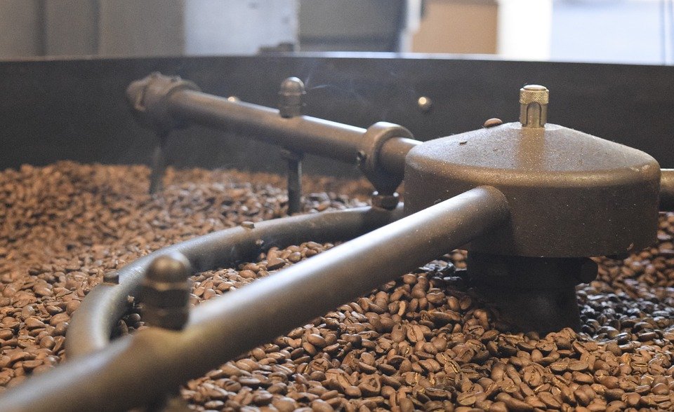 CrossroadsUAE's tweet photo. The aroma of freshly roasted coffee is probably the best alarm clock

#Roasting #FreshlyRoasted #CrossroadSpecialty #Coffee #TasteMore https://t.co/WQlhmYeexV