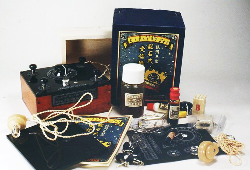 تويتر 不思議かわいい雑貨店 アランデル على تويتر また こちらも比較的簡単に組み立てが出来る 鉱石ラジオ のキット 鉱石ラジオ とは電源などを必要とせず 鉱石を使用することで電波を受信するという不思議なラジオです 新海誠監督の 星を追う子ども などの