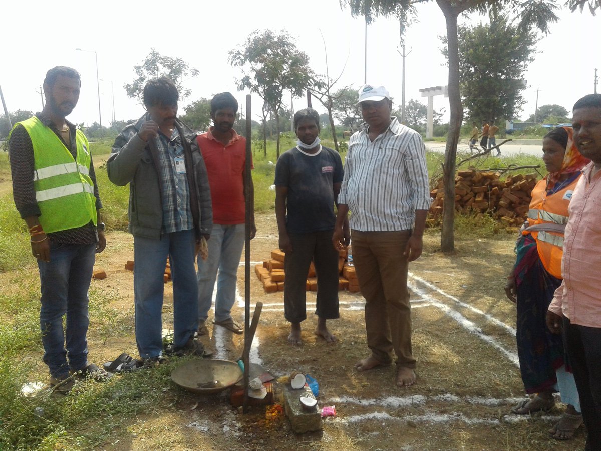 JennyWilliam_X's tweet photo. On site Compost pit work started at Vambay colony #Mailardevpally division by Sanitary inspector
#CompostBanao
#CompostApnao
#MyCleanIndia https://t.co/Lus81pbz5r