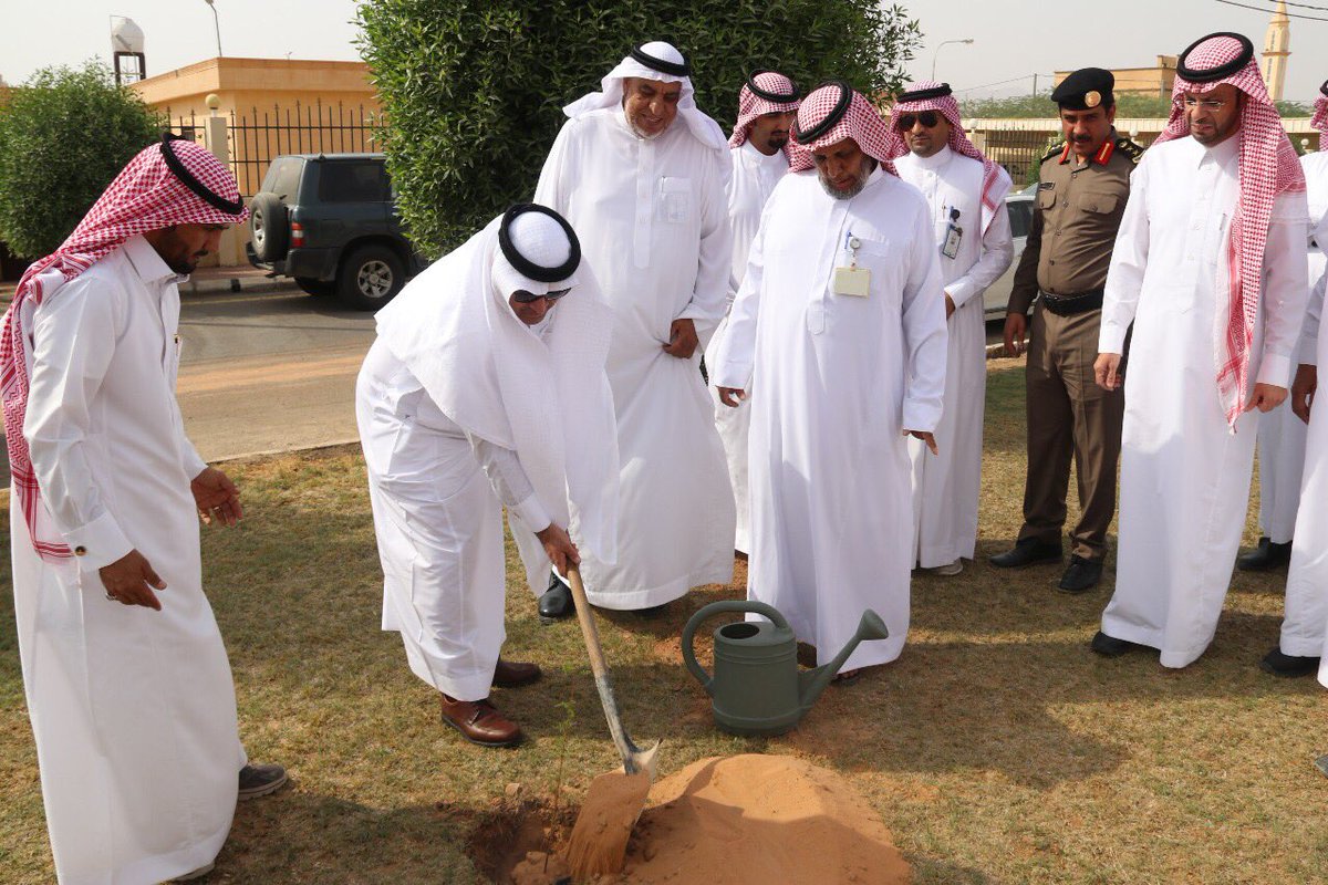 nbha7's tweet photo. بحضورسعادةمحافظ #النبهانية وسعادة رئيس البلدية تم تدشين مبادرة أميرمنطقةالقصيم حفظه الله #ارض_القصيم_خضراءأمام مبنى المحافظه والحدائق العامة https://t.co/4xFFcBGmCe
