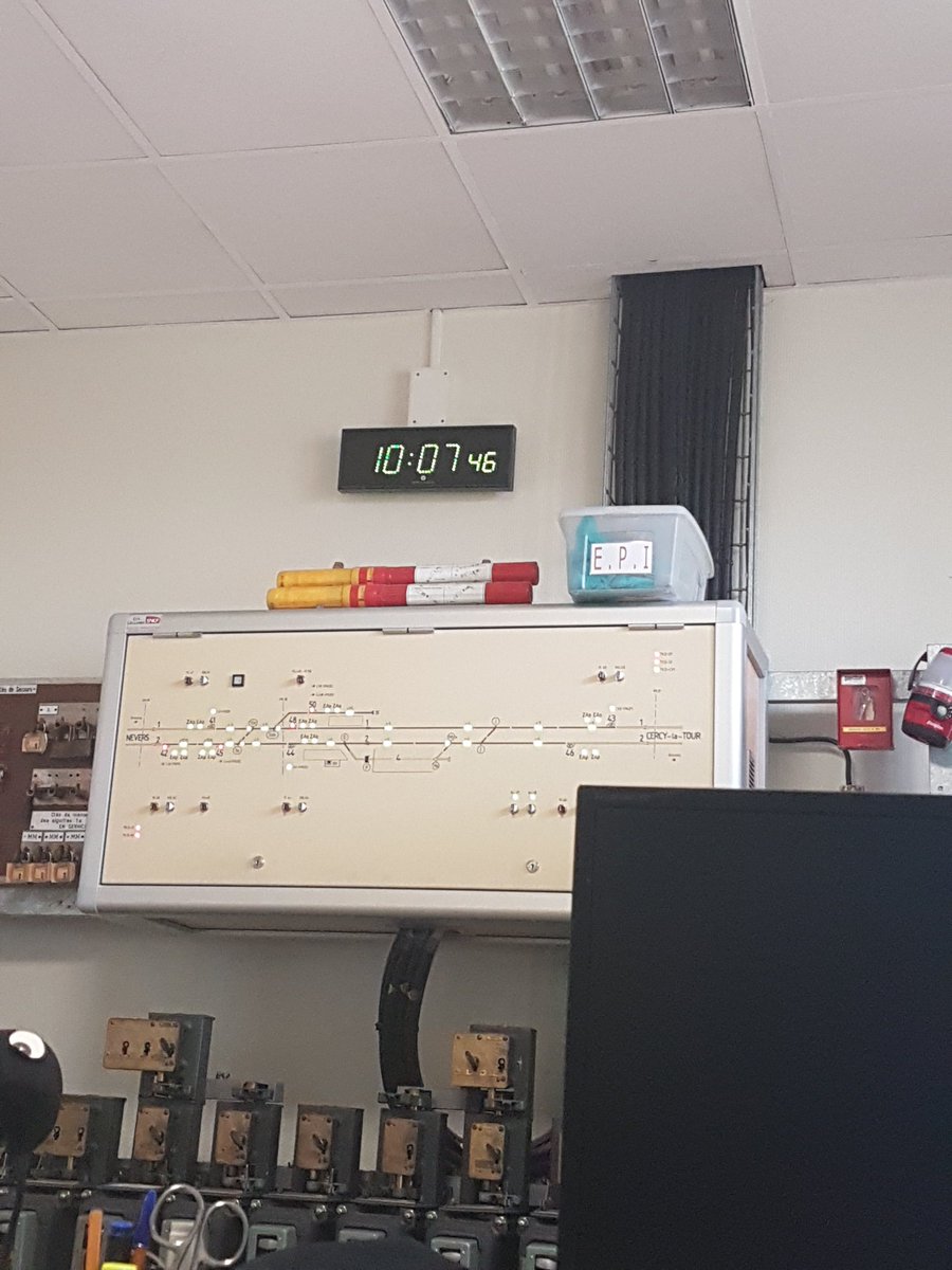 Sixtean's tweet photo. Que fait on le dimanche au poste ? Travail et révisions 🙃🛤🚂🚉📞🖨💻📖 @SNCFReseau #teamSNCF #agentcirculation #SNCF https://t.co/HOVPYbGGkq