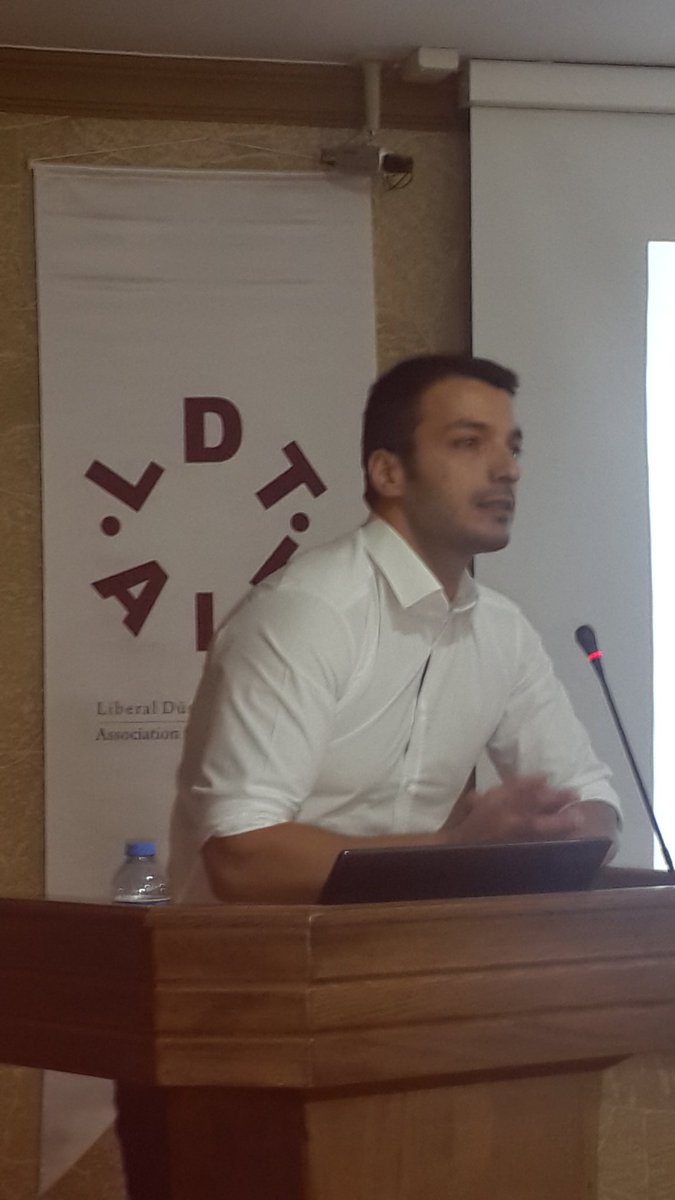 ozlemcaglar's tweet photo. "Devletler tarihsel olarak göçlere engel olamıyor. Türkiye kitlesel göçlerde bir model teşkil ediyor." @ardaakcicek #LDK2017 https://t.co/GewHcpU4w1