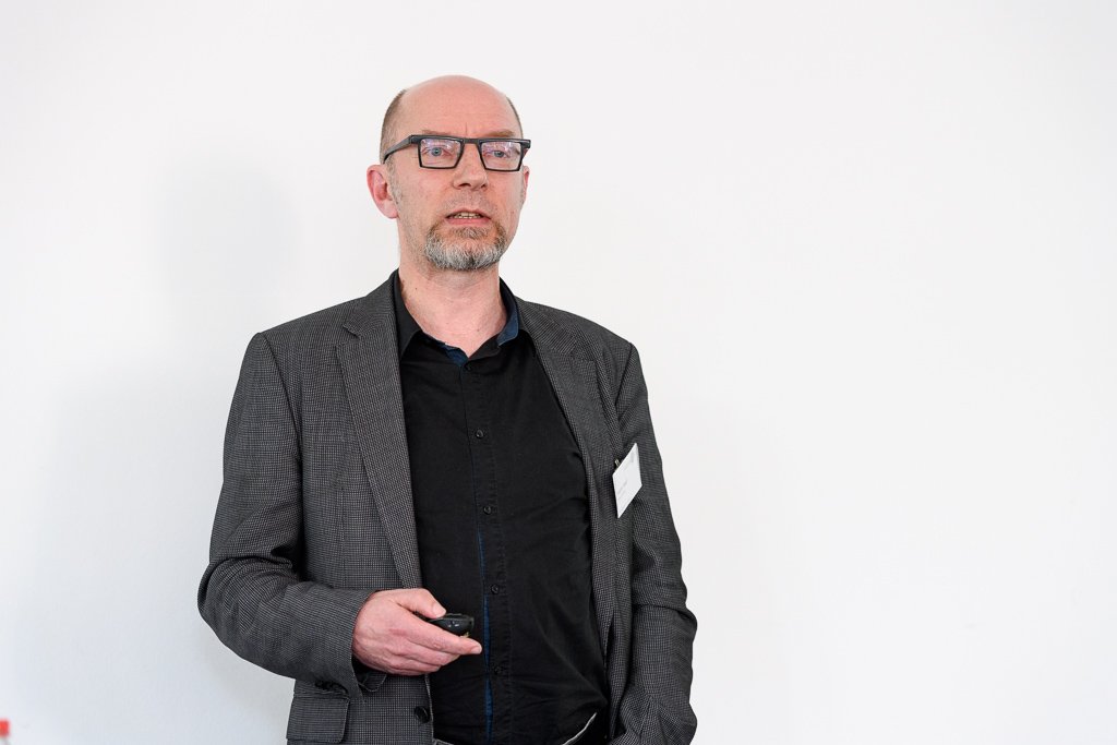 StefanMuelller's tweet photo. Martin Neef at #LingPhot: https://t.co/n0pX15AjYB #Köpfigkeit/#headedness conference at @FU_Berlin #linguistics #syntax https://t.co/5lU7aNNbUm