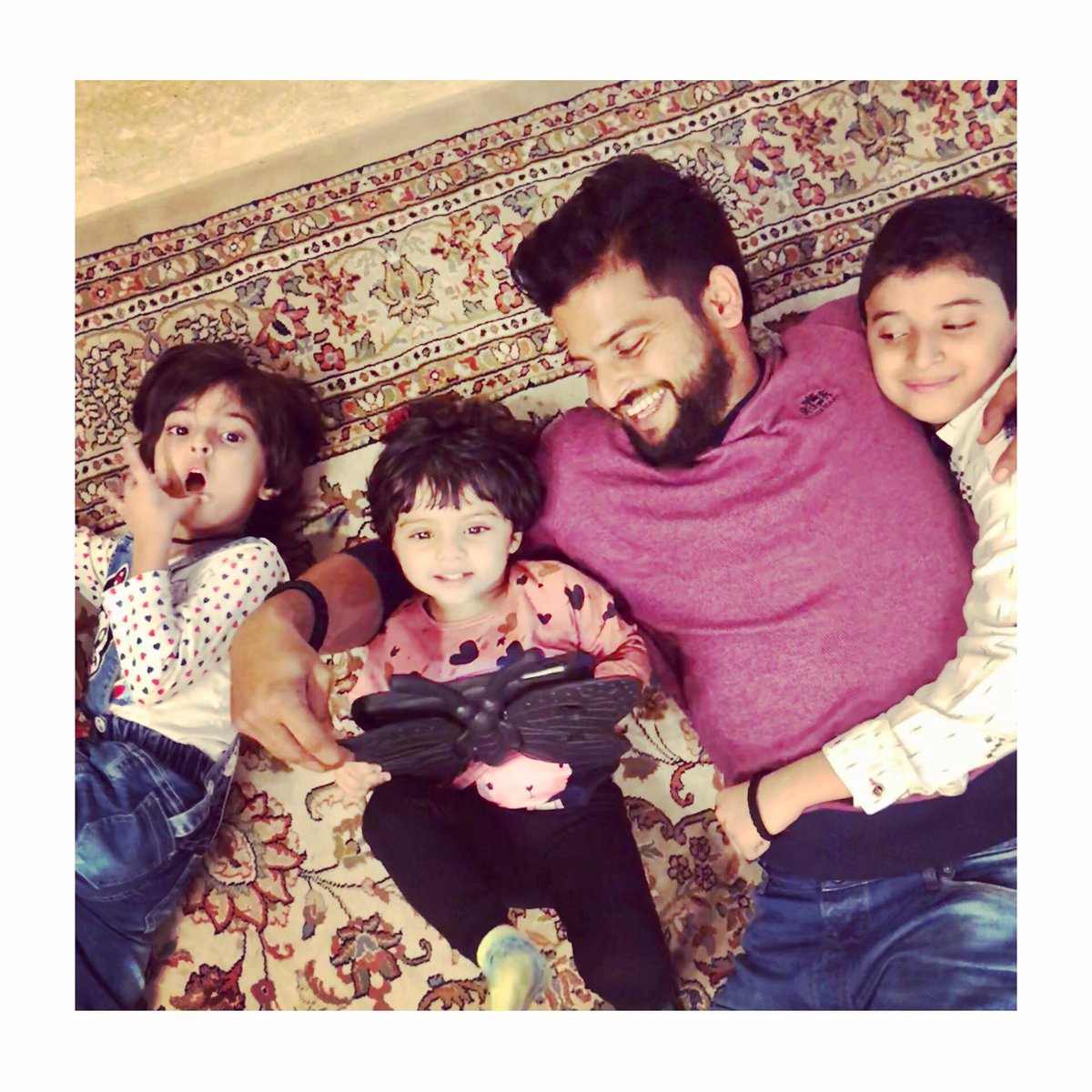 PriyankaCRaina's tweet photo. When these munchkins fight for attention 😂 #kidslove #sundaymornings #family #nobiggerjoy ❤️ @ImRaina https://t.co/t6lvrI7Do9