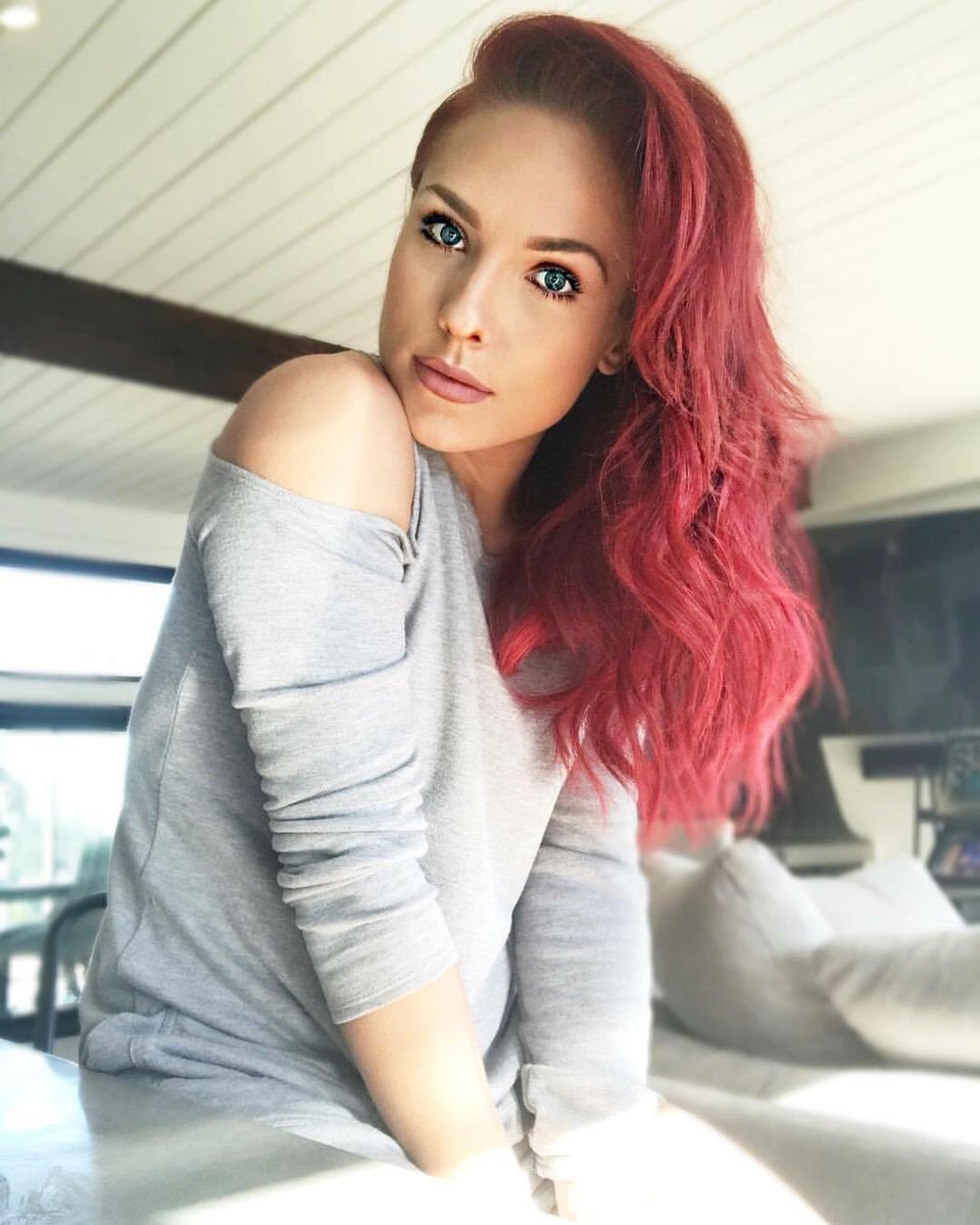 AulTvaul25's tweet photo. How is it possible for one human @SharnaBurgess to look so π₯π₯π₯π₯π₯π₯π₯π₯ππππππππ #goals #sharnared #thatgoodlight #weardidyougetyourshirt https://t.co/N9QF8u6Y9k